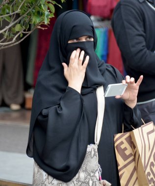 İSTANBUL TURKEY 08 Ekim 2013: Müslümanlar İstanbul şehir merkezinde kadınların peçelerini örttü. Türk hükümeti türban takan kadınların kamu sektöründe çalışmasını yasakladı.