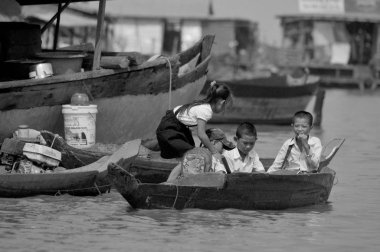 Bir grup çocuk denizdeki teknede.