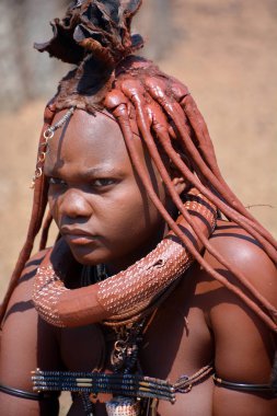 Khorixas, Namibya 09 Ekim 2014: Tanımlanamayan kadın Himba kabilesi. Himba, Güney-Batı Afrika 'nın Kunene bölgesinde, Kuzey Namibya' da yaşayan yerli halktır. 