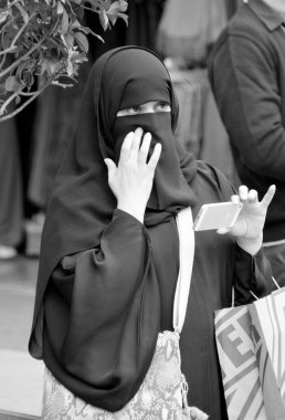 İstanbul, Türkiye - 08 Ekim 2013: Müslüman, İstanbul şehir merkezinde kadınların peçesini örttü. Türk hükümeti türban takan kadınların kamu sektöründe çalışmasını yasakladı.