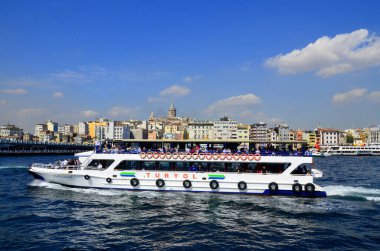 İSTANBUL, TURKEY ECTOBER 5: İstanbul, Türkiye 'de 5 Ekim 2013' te Yeni Cami ve Galata Köprüsü yakınlarındaki Eminonu Limanı 'nda feribot gezisi. Eminonu limanı İstanbul 'da feribot için büyük bir rıhtım..
