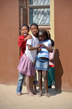 Swakopmund, Namibya, 09 Ekim 2014: Swakopmund 'un Mondesa gecekondu mahallesinde yaşayan kimliği belirsiz çocuk. Namibya 'da evlerin yaklaşık yüzde 27,6' sı yoksul olarak sınıflandırılıyor.