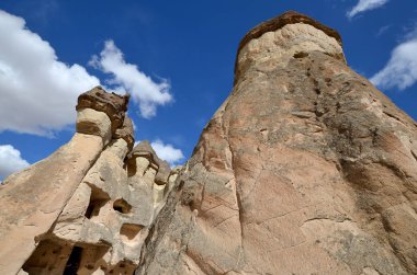 Türkiye 'nin kapadokya' nın en bilinen özelliği muhtemelen kalbinde Goreme 'in peri bacaları ve çevresindeki köylerdir.