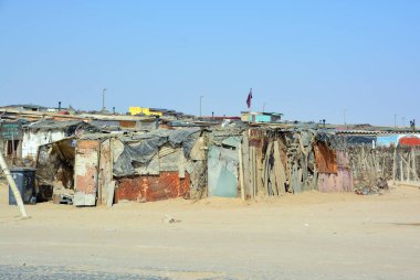 SWAKOPMUND, NAMIBIA OKTOBER 09, 2014House, Swakopmund 'un Mondesa gecekondu mahallesinde, Ekim 2009' da. Namibya 'da evlerin yaklaşık yüzde 27,6' sı yoksul olarak sınıflandırılıyor.