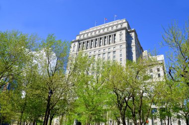 Montreal Quebec Kanada 19 Mayıs 2014: Montreal Kanada 'da Sunlife Building, 1155 Metcalfe Caddesi' nde bulunan tarihi bir ofis binasıdır. Marie 'yi arka plana yerleştir.