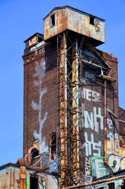 Montreal CANADA 24 AĞUSTOS: 24 Ağustos 2011 'de Montreal Quebec, Kanada' da terk edilmiş Lachine kanal tahıl asansörleri. 1900 ve 1930 yılları arasında Montreal 'de toplam beş tahıl asansörü inşa edildi..