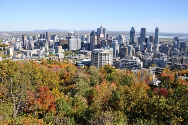Montreal - 08 Ekim 2012 'de Montreal' de Kondiaronk Belvedere Mount Royal 'den şehrin manzarası. Quebec eyaletinin en büyük şehri ve Kanada 'nın ikinci şehridir.