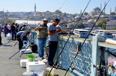 İSTANBUL, TURKEY - OCT. 09: İstanbul, Türkiye 'de 09 Ekim 2013' te İstambul 'un Galata Köprüsü' nde balıkçılar. Galata Köprüsü, İstanbul 'daki Altın Boynuz Köprüsü' nü geçen bir köprü.