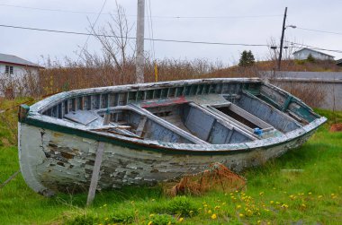 Çimlerin üzerinde eski ahşap bir tekne