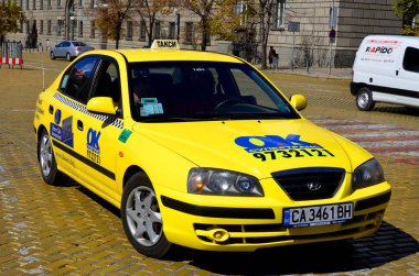 Sofya, Bulgaristan 27 Eylül 2013: Bulgaristan 'ın Sofya kentinde 27 Eylül 2013 tarihinde taksi. Sofya Belediyesi tarafından resmi olarak onaylanan yaklaşık 4800 taksi bulunuyor..