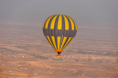 GOREME, TURKEY - OKTOBER 02: Kapadokya üzerinde uçan sıcak hava balonu, Ekim 2013 'te Goreme, Kapadokya, Türkiye' de sıcak hava balonları ile uçmak için en iyi yerlerden biri olarak bilinir..
