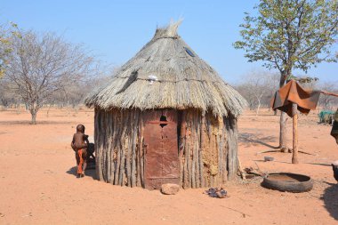 Khorixas, Namibya 09 Ekim 2014: Himba Evi. Himba, Güney-Batı Afrika 'nın Kunene bölgesinde, Kuzey Namibya' da yaşayan yerli halktır. 