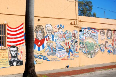 MIAMI - FLORIDA 27 Ekim 2012 'de Miami Florida' da küçük Havana 'nın duvarına grafitiler asıldı. .