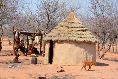 Khorixas, Namibya 09 Ekim 2014: Himba Evi. Himba, Güney-Batı Afrika 'nın Kunene bölgesinde, Kuzey Namibya' da yaşayan yerli halktır. 