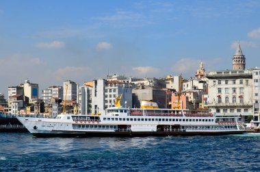 İstanbul, Türkiye 5 Ekim 2013: İstanbul, Türkiye 'de Yeni Cami ve Galata Köprüsü yakınlarındaki Eminonu Limanı' nda feribot gezisi. Eminonu limanı İstanbul 'da feribot için büyük bir rıhtım..