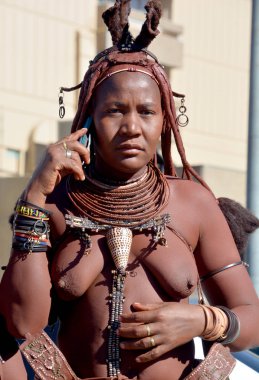 Swakopmund, Namibya 09 Ekim 2014: Himba kabilesi gelen kimliği belirsiz bir kadın. Himba çoğu Kuzey Namibya Güneybatı Afrika'da üzerinde 09 Ekim 2014: Kunene bölgesinde yaşayan yerli halkların