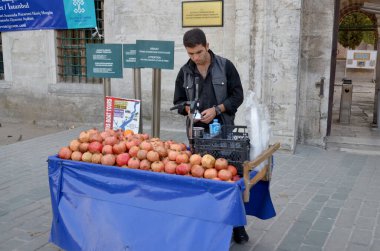 Stanbul Turkey Eylül 28: Genç adam 28 Eylül 2013 'te İstanbul' da yaşamak için nar suyu satıyor. Nar suyu Türkiye 'de en popüler olanlardan biri.