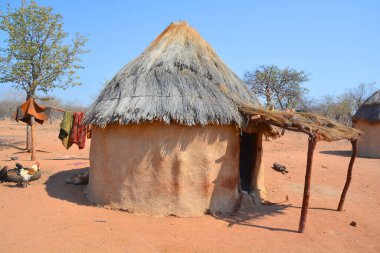 Khorixas, Namibya 09 Ekim 2014: Himba Evi. Himba, Güney-Batı Afrika 'nın Kunene bölgesinde, Kuzey Namibya' da yaşayan yerli halktır. 
