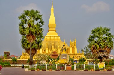 VIENTIANE, LAOS - 23 Nisan 2012: Luang 'ın Vientiane, Laos' taki Altın Pha 'yı ziyaret eden kimliği belirsiz kişiler.
