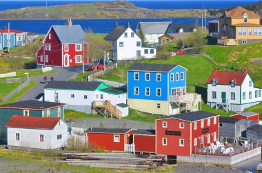 Trinity Newfoundland 12 Haziran: 12 Haziran 2014 'te Trinity Newfoundland' da bulunan tipik bir balıkçı köyü. Kasaba, eyalet tarafından Kayıtlı Miras Yapısı olarak tanınan bir dizi bina içeriyor..