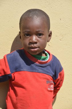 Swakopmund, Namibya, 09 Ekim 2014: Swakopmund 'un Mondesa gecekondu mahallesinde yaşayan kimliği belirsiz çocuk. Namibya 'da evlerin yaklaşık yüzde 27,6' sı yoksul olarak sınıflandırılıyor.