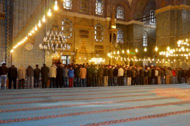İSTANBUL, TÜRKEYE 26 Eylül: 28 Eylül 2013 'te İstanbul' daki Süleyman Camii 'nde namaz kılan insanlar. Süleyman Camii Osmanlı İmparatorluk Camii 'dir. 