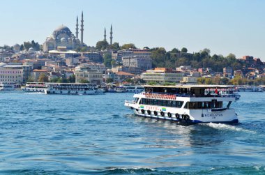 İSTANBUL, TURKEY ECTOBER 5: İstanbul, Türkiye 'de 5 Ekim 2013' te Yeni Cami ve Galata Köprüsü yakınlarındaki Eminonu Limanı 'nda feribot gezisi. Eminonu limanı İstanbul 'da feribot için büyük bir rıhtım..
