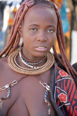 WINDHOEK, NAMIBIA ECTOBER 01, 2014: Himba kabilesinden kimliği belirsiz kadın. Himba, Güney-Batı Afrika 'nın Kunene bölgesinde, Kuzey Namibya' da yaşayan yerli halktır. 