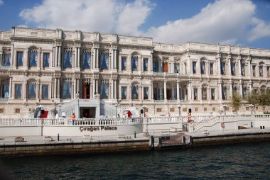 Ciragan Sarayı eski bir Osmanlı sarayı, şu anda Kempinski Hotels zincirinin beş yıldızlı bir oteli. Ekim 02, 2013 İstanbul, Türkiye. 