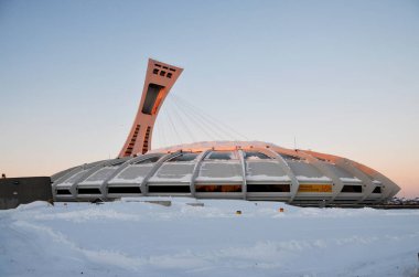 Montreal, Kanada - 3 Ocak 2013 Montreal Olimpiyat Stadyumu ve kulesi. Dünyanın en yüksek eğimli kulesi. Olimpiyat turu 175 metre uzunluğunda ve 45 derecelik açıyla yapılıyor.