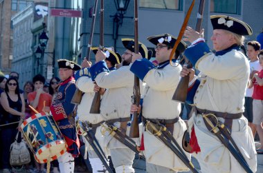 MONTREAL QUEBEC CANADA 24 AĞUSTOS: 24 Ağustos 2013 'te Montreal, Pointe-a-Calliere' in 18. Yüzyıl Halk Pazarı 'nda Yeni Fransa dönemini yeniden canlandıran askerler Montreal Kanada' da 24 Ağustos 2013
