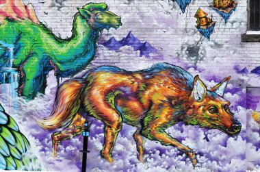 Montreal CANADA 30 Mart 2014 'te Montreal Kanada' da sokak sanatı devesi ve Wolfe. Montreal. Sokak sanatını aramak için arka sokaklarda ve terk edilmiş alanlarda yürümek için mükemmel bir yer. 