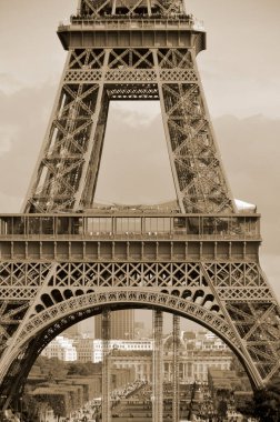 PARIS, FRANCE OKTOBER 14: Eiffel Kulesi (Tour Eiffel) 14 Ekim 2013 'te Paris, Fransa' da. Dünya Fuarı için 1887 ve 1889 yılları arasında inşa edilmiştir (Fuar 1889).). 