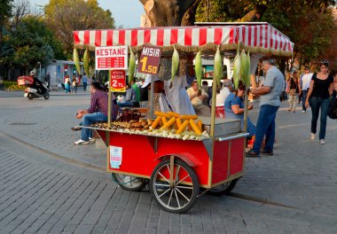 İSTANBUL TURKEY SEPT 28 Eylül 2013: Genç adam İstanbul 'da yaşamak için 28 Eylül 2013' te mısır satıyor. İstanbul caddesinde sokak satıcıları her yerde.. 