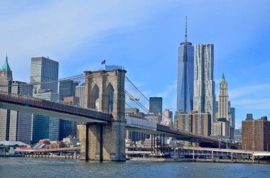 NEW YORK CITY OCT 27: Frank Gehry 'nin Finansal Bölge çatı katları, Dünya Ticaret Merkezi veya Özgürlük Kulesi ve Brooklyn Köprüsü 27 Ekim 2013, New York