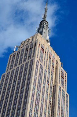 New York şehri Manhattan gökdelenleri ve mavi gökyüzü ile gökyüzü
