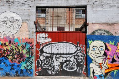 Buenos Aires Nov 24: La Boca mahallelerinde 24 Kasım 2011 'de Buenos Aires' te sokak sanatı. Arjantin 'in duvarları duvar resimleri, garip boyanmış figürler, duvar yazıları ve şablonlarla canlandı.