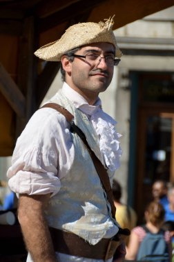 MONTREAL QUEBEC CANADA 24 AĞUSTOS: 24 Ağustos 2013 'te Montreal, Pointe-a-Calliere' in 18. Yüzyıl Halk Pazarı 'nda Yeni Fransa dönemini yeniden canlandıran adam Montreal Kanada' da 24 Ağustos 2013