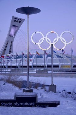 Montreal, Kanada - 3 Ocak 2013 Montreal Olimpiyat Stadyumu ve kulesi. Dünyanın en yüksek eğimli kulesi. Olimpiyat turu 175 metre uzunluğunda ve 45 derecelik açıyla yapılıyor.