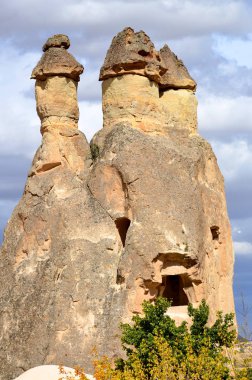 Türkiye 'nin kapadokya' nın en bilinen özelliği muhtemelen kalbinde Goreme 'in peri bacaları ve çevresindeki köylerdir.