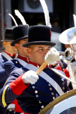 BUENOS ARGENTINE 17 Kasım 2011 'de Arjantin' in Buenos Bölgesi 'ne gelen İtalyan göçmenlerin anısına asker kostümlü genç adamlar