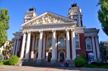 İvan Vazov Ulusal Tiyatrosu Bulgaristan 'ın ulusal tiyatrosunun yanı sıra ülkenin en eski ve en otoriter tiyatrosu ve Bulgaristan' ın başkenti Sofya 'nın önemli simgelerinden biri.