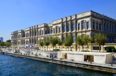 İstanbul Türkiye Ekim 02: Eski bir Osmanlı sarayı olan Ciragan Palaceon, şu anda İstanbul, Türkiye 'de bulunan İstanbul Boğazı' nın Avrupa kıyısındaki Kempinski Otelleri zincirinin 5 yıldızlı bir oteli.
