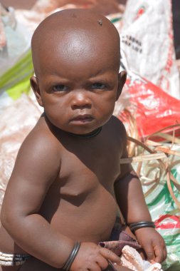 OTJIKANDERO NAMIBIA 09, 2014: Tanımlanamayan çocuk Himba kabilesi. Otjikandero Himba Yetim Köyü Projesi, Jaco Burger 'in, Himba kabilesinde çalışmak ve yaşamak için Kaokolger' e taşınmasıyla başladı..