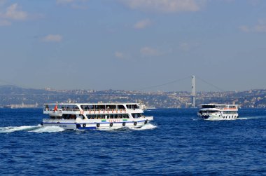 İstanbul, Türkiye 5 Ekim 2013: İstanbul, Türkiye 'de Yeni Cami ve Galata Köprüsü yakınlarındaki Eminonu Limanı' nda feribot gezisi. Eminonu limanı İstanbul 'da feribot için büyük bir rıhtım..