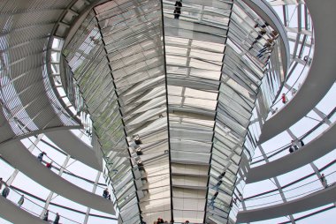 Alman İmparatorluğu Parlamento Binası 'nın Reichstag Kubbesi' nde. 1894 yılında açıldı ve ciddi hasar gördüğü 1933 yılına kadar parlamentoyu barındırdı. 16 Mayıs 2011, Berlin, Almanya
