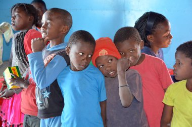 Swakopmund, Namibya, 09 Ekim 2014: Swakopmund 'un Mondesa gecekondu mahallesinde yaşayan kimliği belirsiz çocuk. Namibya 'da evlerin yaklaşık yüzde 27,6' sı yoksul olarak sınıflandırılıyor.