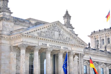 Reichstag binası, Almanya 'nın Berlin şehrinde Alman İmparatorluğu parlamentosu Reichstag' a ev sahipliği yapmak için inşa edilmiş tarihi bir yapıdır..