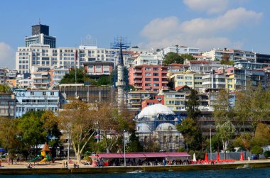 İSTANBUL, TURKEY ECTOBER 5: Yeni Cami ve Galata Köprüsü yakınlarındaki Eminonu Limanı 'nda 5 Ekim 2013, İstanbul, Türkiye. Eminonu limanı İstanbul 'da feribot için büyük bir rıhtım..