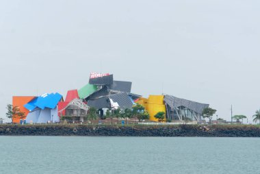 Deniz kıyısı manzaralı bina